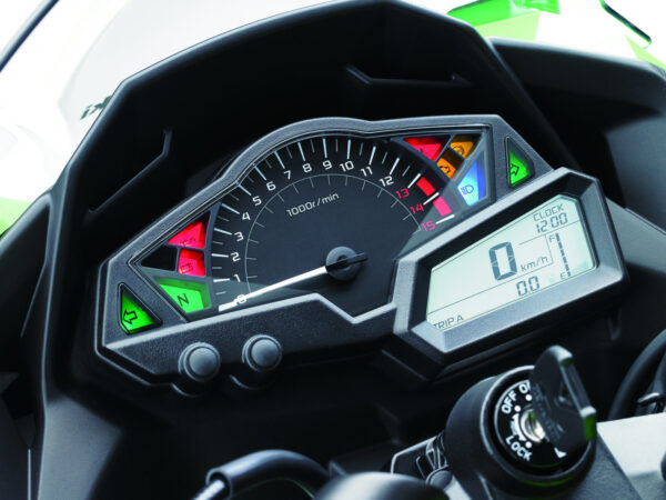 Kawasaki Ninja 300 2015 dashboard2