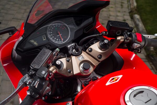 Honda VFR800F Interceptor 2014 cockpit