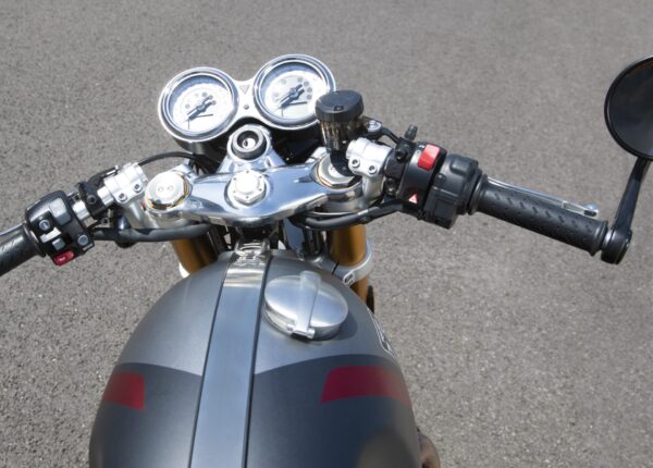 Triumph Thruxton RS 2020 Matt Storm Grey Matt Siver Ice cockpit