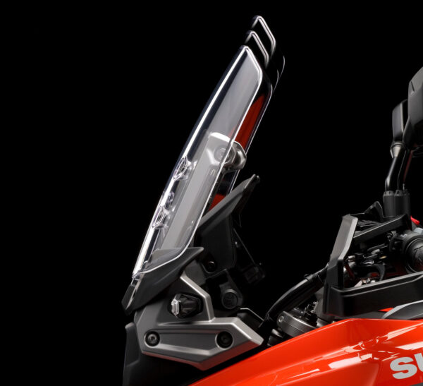 Suzuki V-Strom 1050XT 2020 windshield adjustment