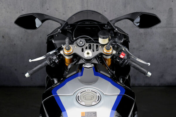 Yamaha YZF-R1M 2020 cockpit