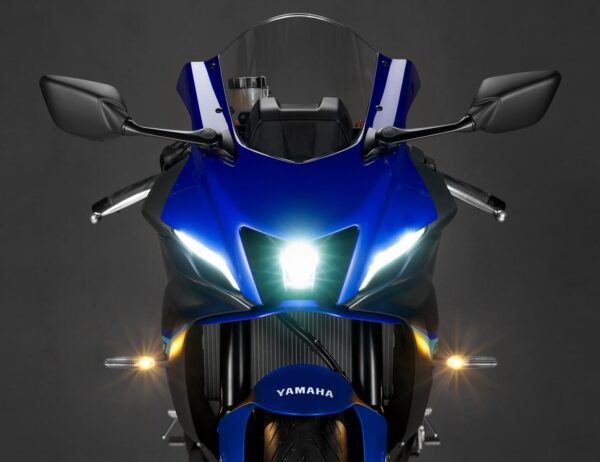 Yamaha YZF-R7 2024 Icon Blue headlight