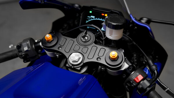 Yamaha YZF-R7 2024 Icon Blue cockpit