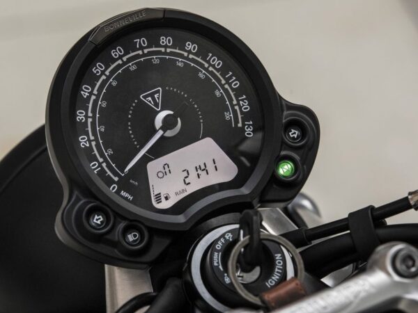 Triumph Street Twin 2019 dashboard