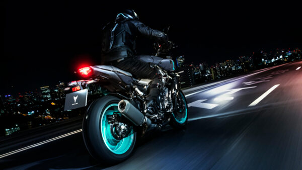 Yamaha MT-10 2024 Midnight Cyan taillight