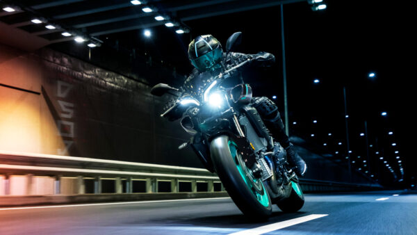 Yamaha MT-10 2024 Midnight Cyan headlight