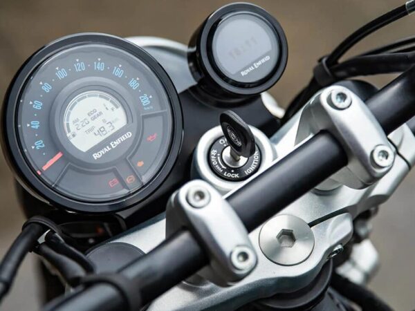 Royal Enfield Super Meteor 650 dashboard