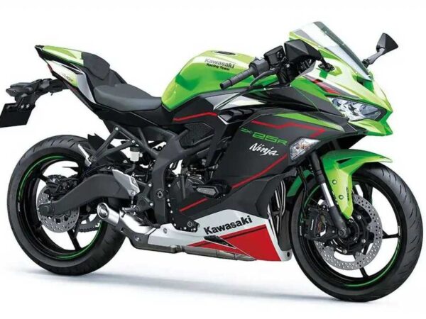 Kawasaki Ninja ZX-25R 2022 front