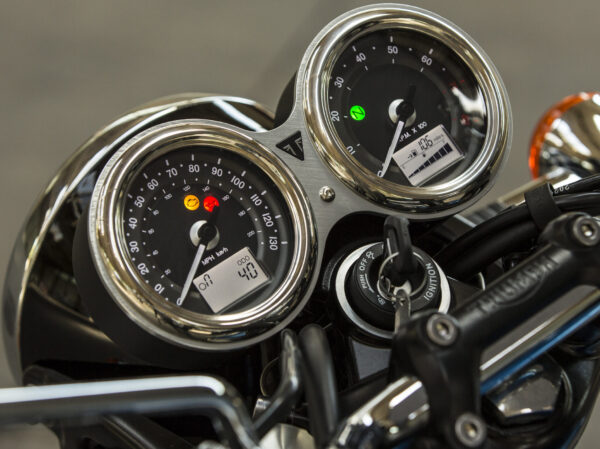 Triumph Bonneville T100 2017 dashboard