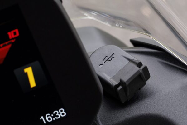 BMW F 900 GS 2024 USB port