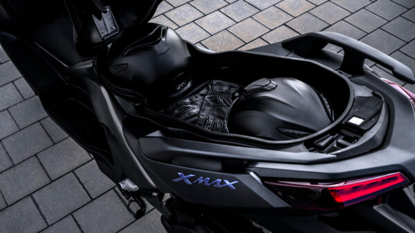 Yamaha XMAX 125 2024 under seat storage