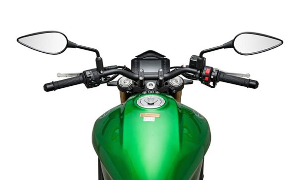 Benelli 752S 2024 Glossy Green cockpit