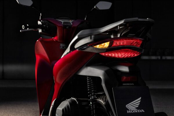 Honda SH150i 2020 Pearl Splendor Red taillight