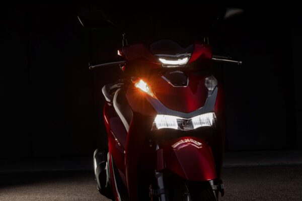 Honda SH150i 2020 Pearl Splendor Red headlight