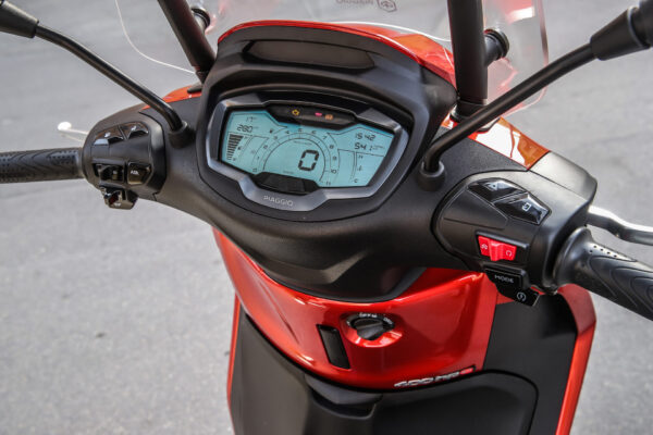 Piaggio Beverly 400 S 2021 orange cockpit