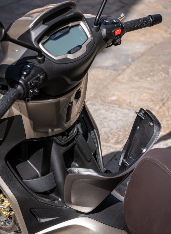 Piaggio Beverly 300 2021 cockpit and front storage