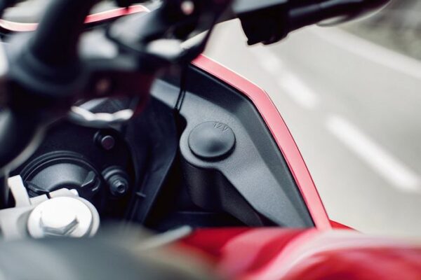 Yamaha MT-07 Tracer 2016 red 12v socket