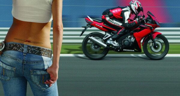 Honda CBR125R 2007 saucy ad