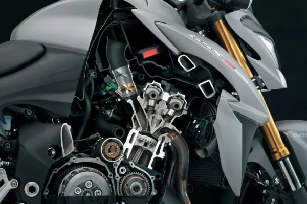 Suzuki GSX-S1000 2015 grey engine cutout