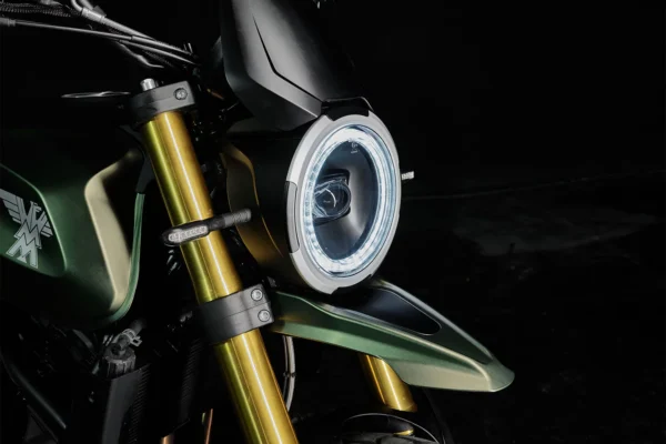 Moto Morini Seiemmezzo SCR 2022 Navy Green headlight