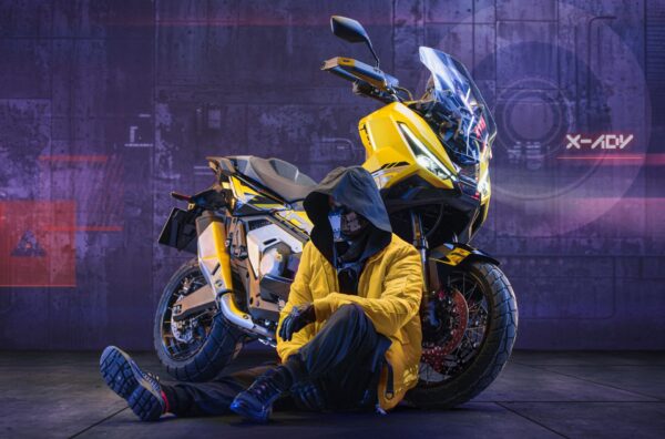 Honda X-ADV 2025 Cyberpunk-esque Matte Gold Finch Yellow