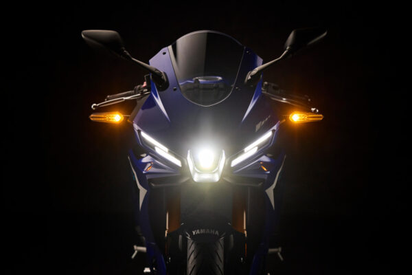 Yamaha YZF-R3 2025 Icon Blue headlight