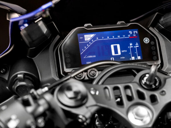 Yamaha YZF-R3 2025 Icon Blue dashboard