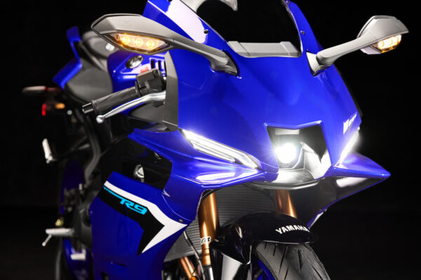 Yamaha YZF-R9 2025 Icon Blue headlight