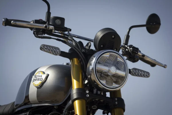 Royal Enfield Bear 650 2025 Golden Shadow headlight