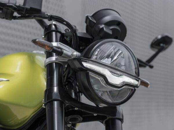 Moto Guzzi V7 Sport 2025 Verde Legnano headlight