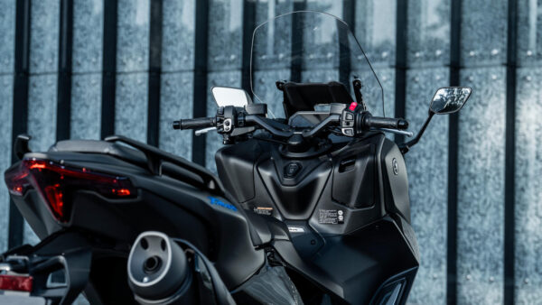 Yamaha TMAX 2025 Icon Black cockpit