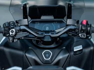 Yamaha TMAX Tech MAX 2025 Ceramic Grey dashboard