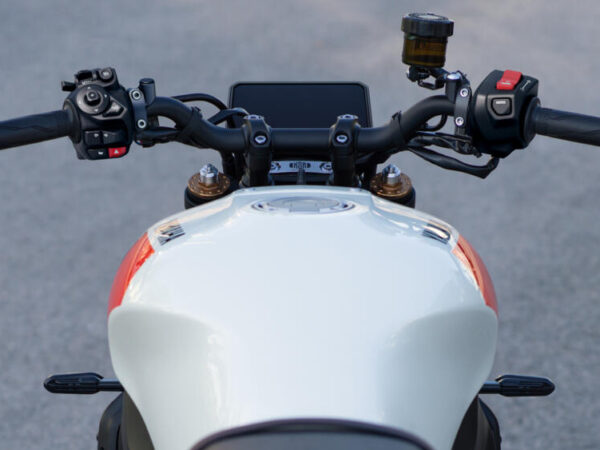 Yamaha XSR900 2025 Legend Red cockpit