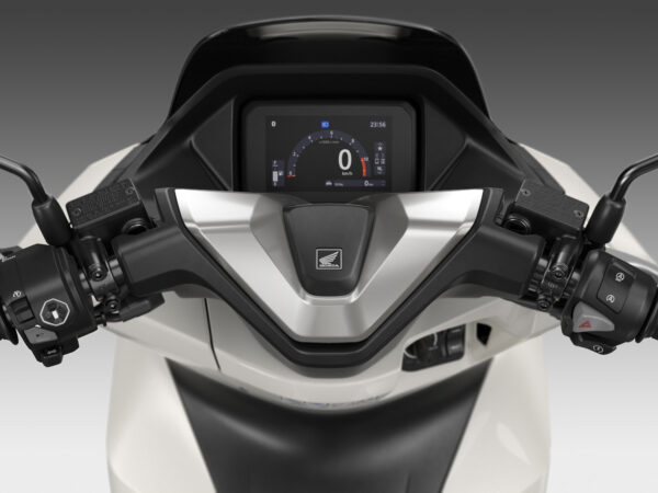 Honda PCX125 DX 2025 Pearl Snowflake White cockpit