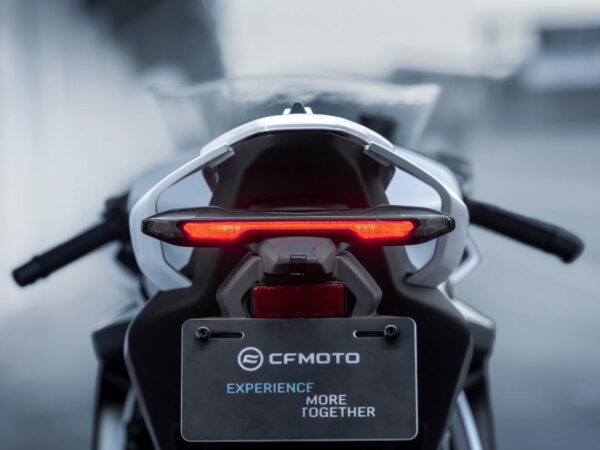 CFMoto 675SR-R 2025 Nebula White taillight