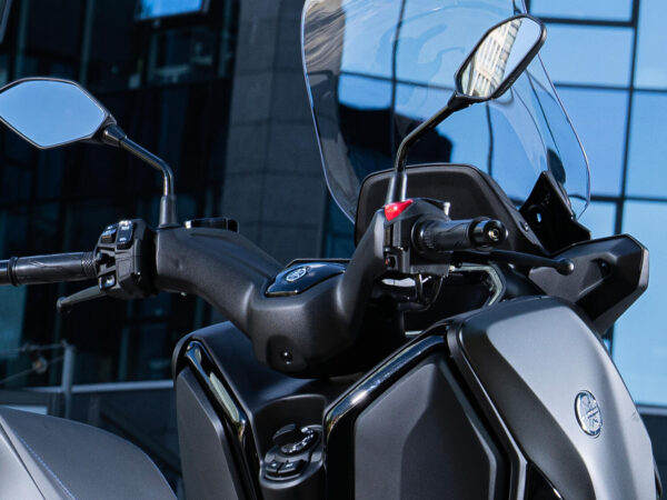 Yamaha XMAX 300 2025 Icon Black cockpit