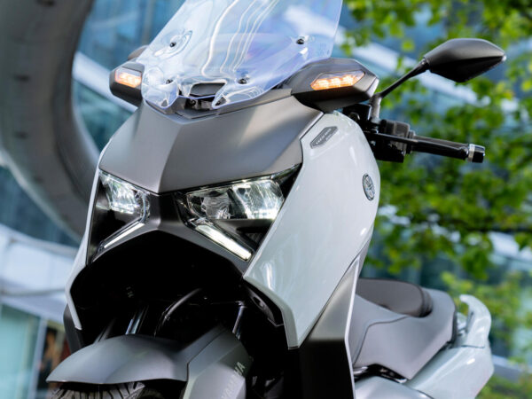 Yamaha XMAX 300 Tech Max 2025 Ceramic Grey headlight