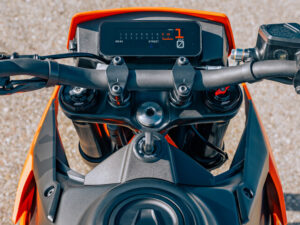 KTM 125 SMC R 2025 orange dashboard