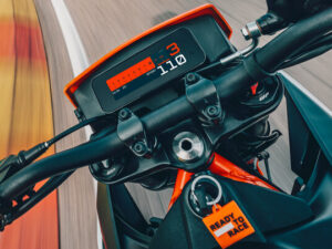 KTM 390 SMC R 2025 orange dashboard