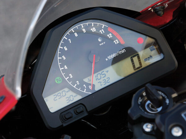 Honda CBR1000RR Fireblade 2004 red gray dashboard