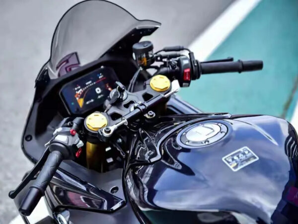 Voge RR660S 2025 Black cockpit